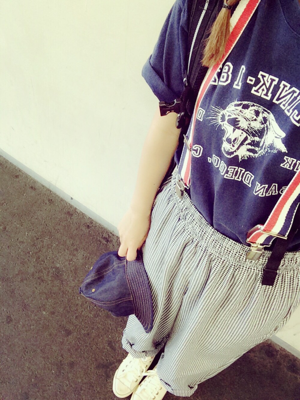 「柄パンツ、BBQ、バンドT、サスペンダー、デニムハット、ハット、コンバース、古着」｜「古着のアイテム（Tシャツ/カットソー、ブラック系）」を使った、みかりんさん（レディース・159cm）の秋コーディネートの1枚目の写真