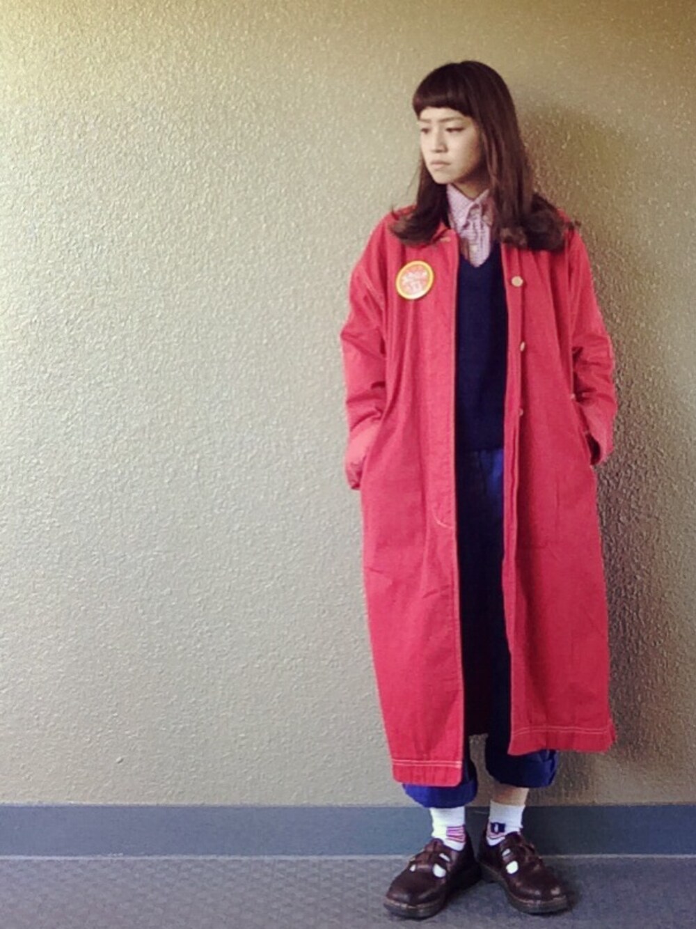 「京都、ロングコート、赤、古着、ワークパンツ、Dr.Martens、ベスト、ギンガムチェック」｜「古着のアイテム（シャツ/ブラウス、レッド系）」を使った、みかりんさん（レディース・158cm）の秋コーディネートの1枚目の写真