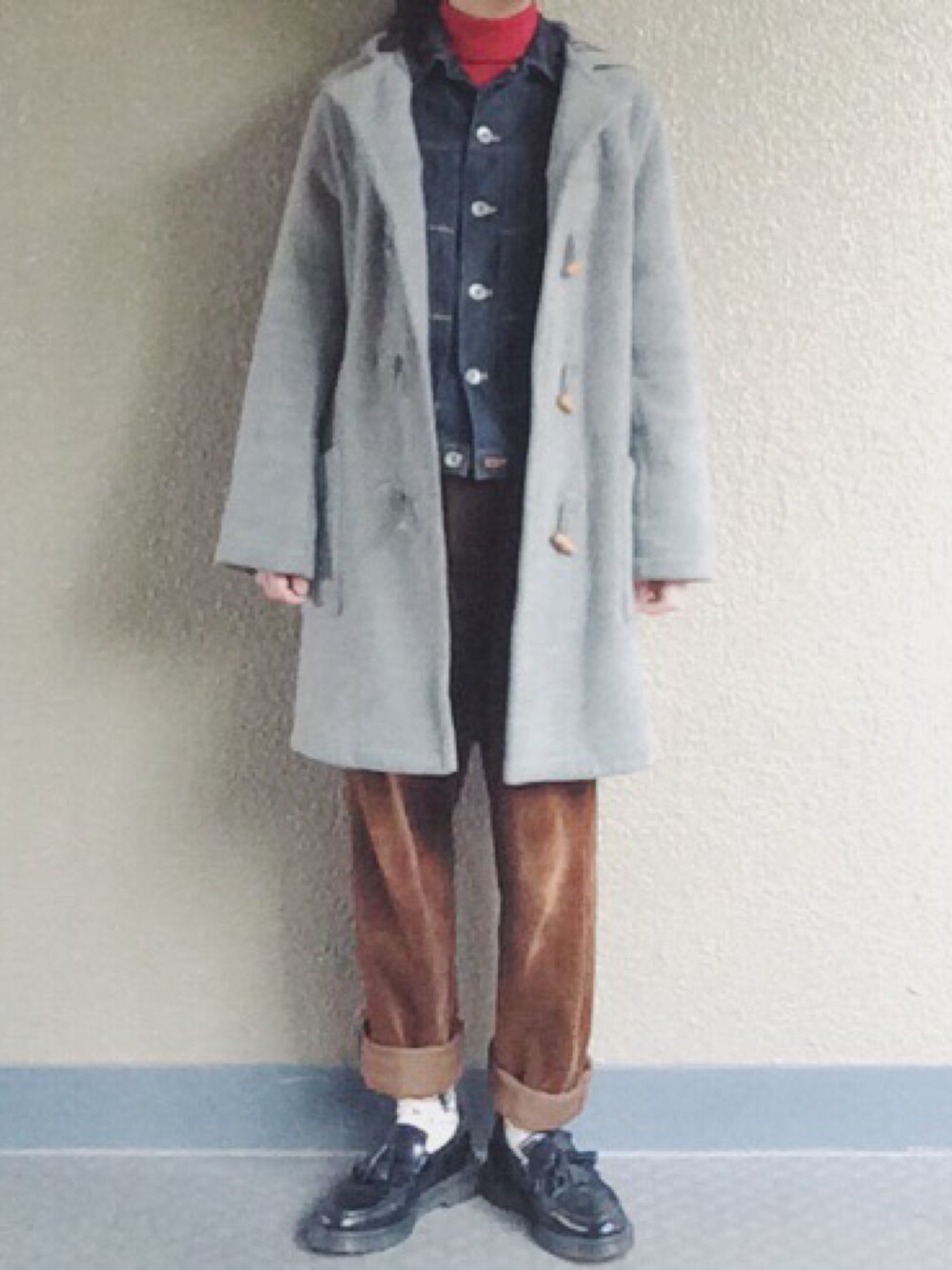 「used、ダッフルコート、デニム、デニムジャケット、コーデュロイパンツ、タートルネック、Dr.Martens、ローファー」｜「Dr. Martensのアイテム（シューズ、ブラック系）」を使った、みかりんさん（レディース・159cm）の冬コーディネートの1枚目の写真