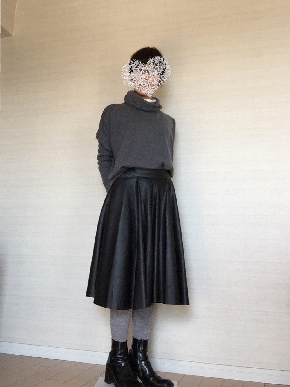 「ミモレ丈スカート、カラータイツ、グレーのニット」｜「ZARAのアイテム（スカート、ブラック系）」を使った、マイケルさん（レディース・155cm）の冬コーディネートの1枚目の写真
