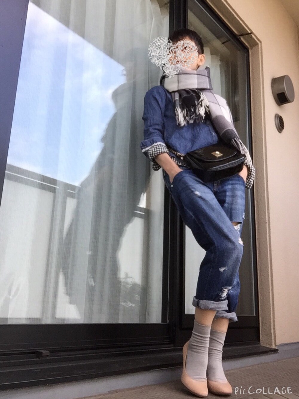 「デニムオンデニム、チェック×チェック、デニム、ソックス×パンプス、チェックシャツ、ダメージジーンズ、ストール、チェーンバッグ、ボーイズデニム」｜「earth music&ecologyのDenim/LSH（シャツ/ブラウス、ブルー系）」を使った、マイケルさん（レディース・155cm）の冬コーディネートの1枚目の写真