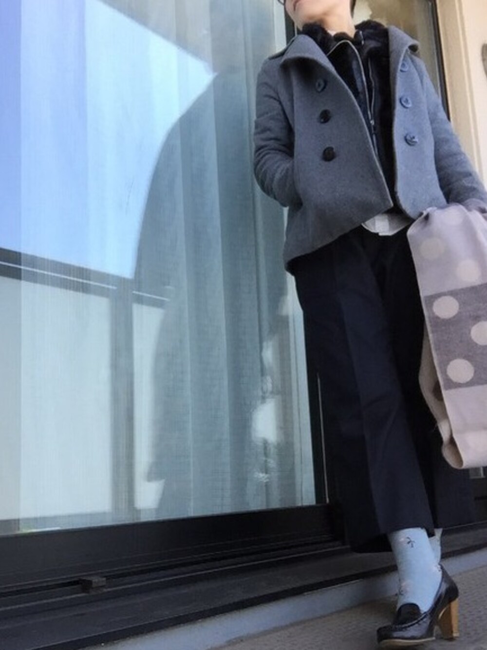 「アウターONアウター、スラックス、ローファー、柄靴下、ボアベスト、ドット、大判ストール、ワイドパンツ、モノトーンコーデ」｜「BEAMS BOYのアイテム（スラックス、ブラック系）」を使った、マイケルさん（レディース・155cm）の冬コーディネートの1枚目の写真