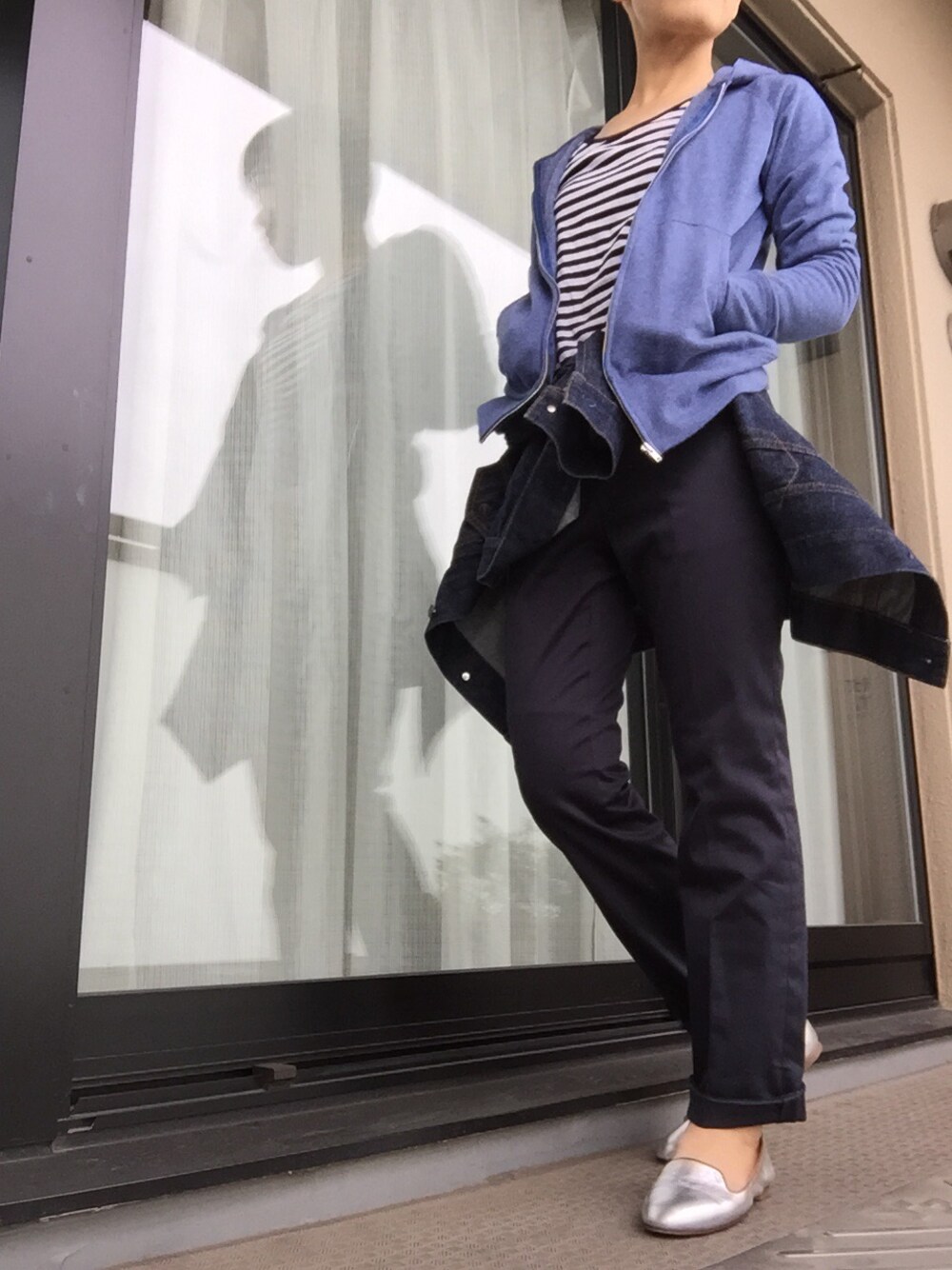 「ボーダートップス、デニム、Gジャン×パーカー、チノパン、フラットシューズ、パーカー、メタリック」｜「UNIQLOのアイテム（チノパンツ、ブルー系）」を使った、マイケルさん（レディース・155cm）の冬コーディネートの1枚目の写真
