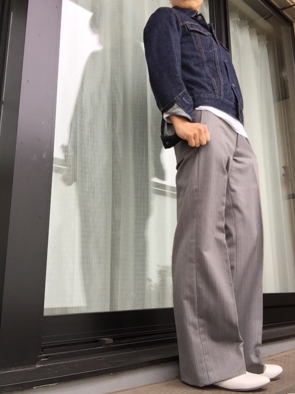 「デニム、デニムジャケット、スラックス、レースアップシューズ、春コーデ、ワイドパンツ」｜「Levi's REDのアイテム（デニムジャケット、ブルー系）」を使った、マイケルさん（レディース・155cm）の冬コーディネートの1枚目の写真
