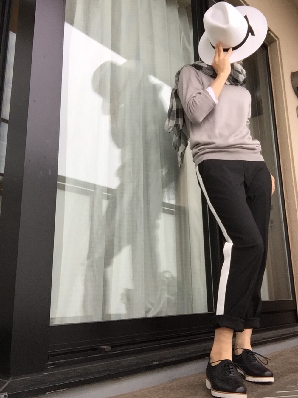 「ハット、ラインパンツ、レースアップシューズ、モノトーン、ストール、チェック、オジ靴、ドレスシューズ、ウィングチップシューズ」｜「UNIQLOのアイテム（スラックス、ブラック系）」を使った、マイケルさん（レディース・155cm）の春コーディネートの1枚目の写真
