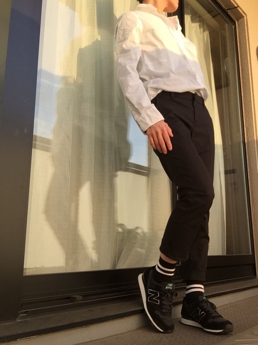 「スラックス、ラインソックス、シャツスタイル、モノトーン」｜「NEW BALANCEのNew Balance WR996 EF　BLACK（その他）」を使った、マイケルさん（レディース・155cm）の春コーディネートの1枚目の写真