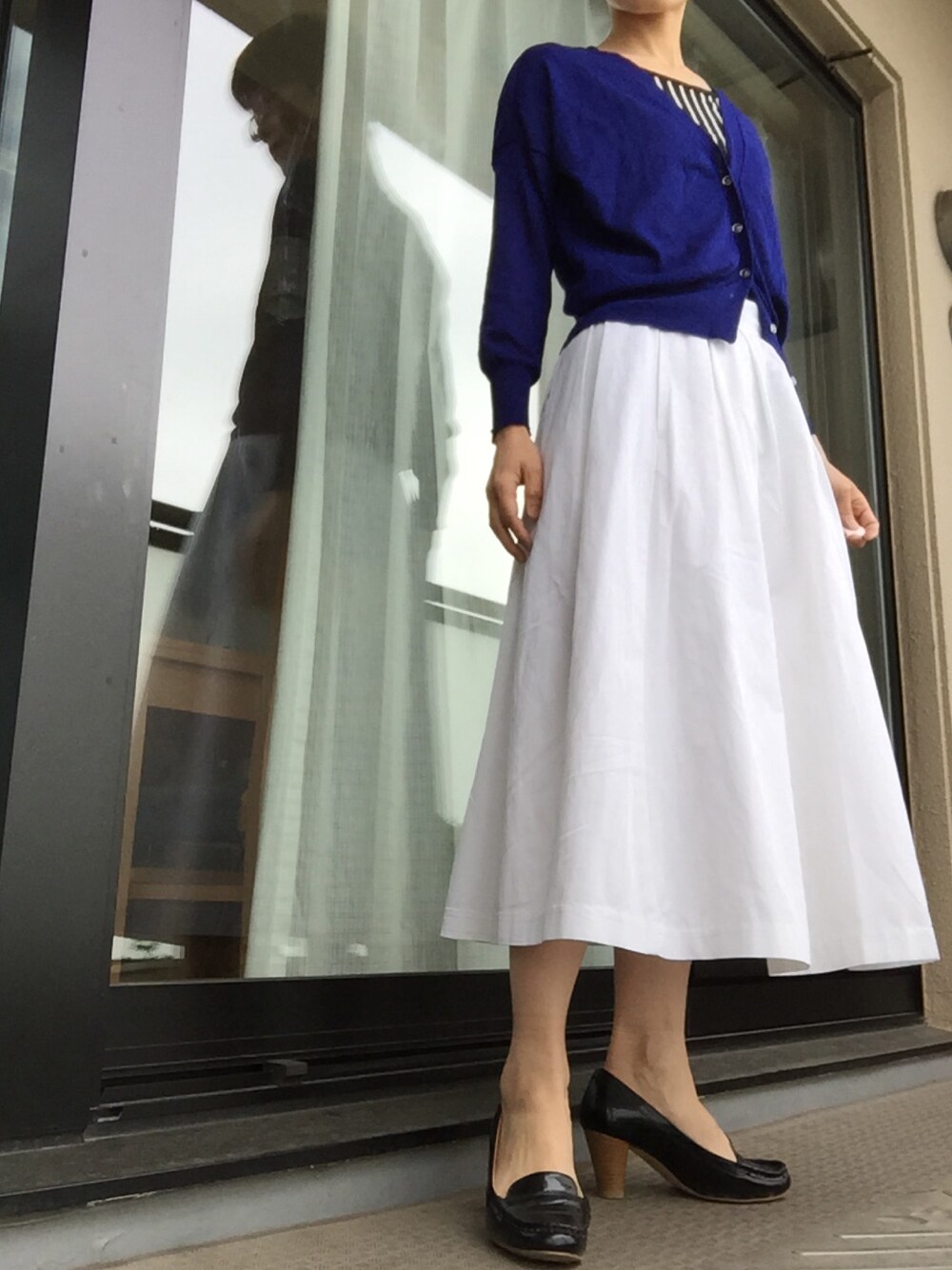 「白スカート、ミモレ丈スカート、カーディガン、ストライプ、青×白、パンプス 黒、自分、不器用ですから」｜「JEANASISの【期間限定セール】ツイルタックミモレスカート/560264 （スカート、ホワイト系）」を使った、マイケルさん（レディース・155cm）の春コーディネートの1枚目の写真