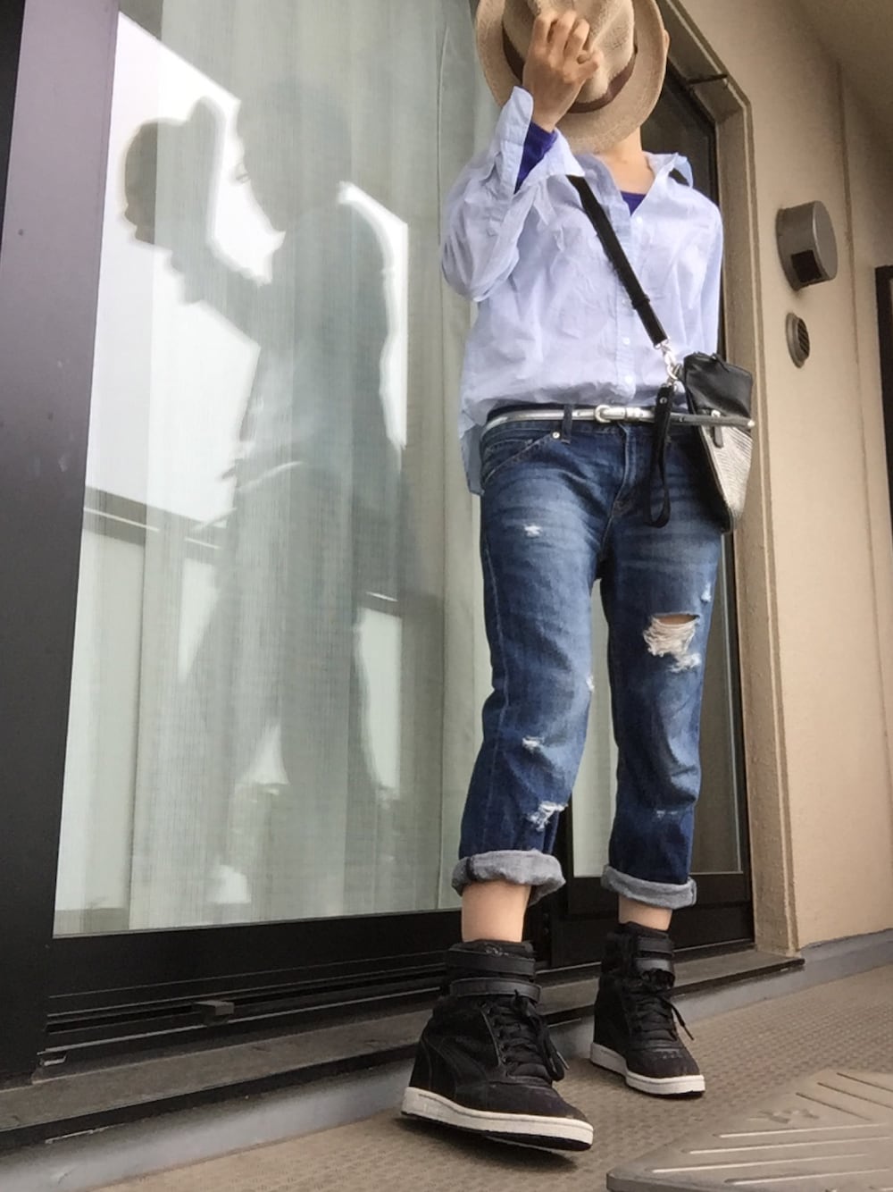 「シャツスタイル、ダメージデニムパンツ、デニム、重ね着、ハイカットスニーカー、ハット、インヒールスニーカー、キラキラ、自分、不器用ですから」｜「UNIQLOのアイテム（デニムパンツ、ブルー系）」を使った、マイケルさん（レディース・155cm）の春コーディネートの1枚目の写真