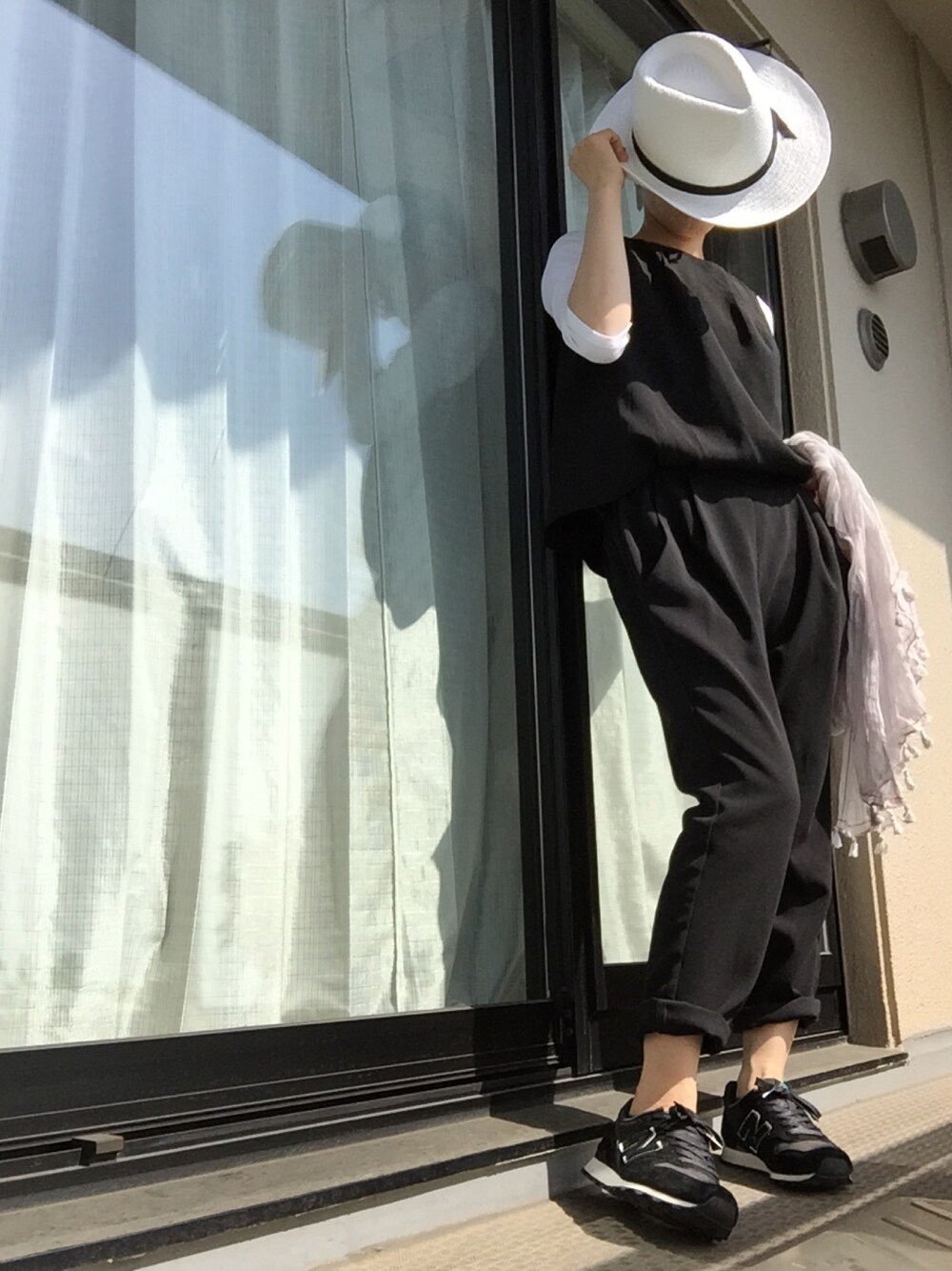 「ハット、ユニクロ、スニーカー、オールインワン、サロペット、モノトーン、ストール、七分袖」｜「A part byのPカサネフウサロペットNS2 547590（サロペット/オーバーオール、ブラック系）」を使った、マイケルさん（レディース・155cm）の春コーディネートの1枚目の写真