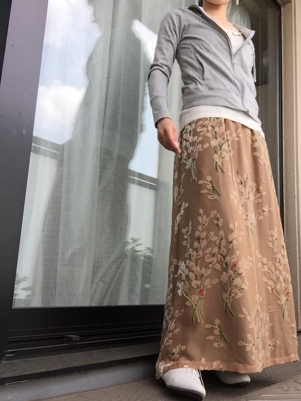 「パーカー、ロングスカート、花柄、ビジュー、レースアップシューズ」｜「UNIQLOのアイテム（パーカー、グレー系）」を使った、マイケルさん（レディース・155cm）の春コーディネートの1枚目の写真