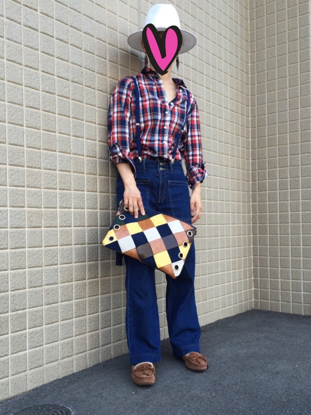 「ラフ、チェックシャツ、ワイドパンツ、中折れハット、秋のコーデ」｜「JEANASISのメッシュクラッチ/566100（クラッチバッグ、その他）」を使った、マイケルさん（レディース・155cm）の夏コーディネートの1枚目の写真