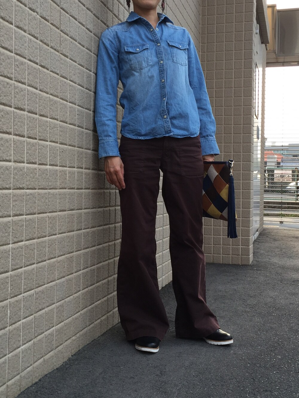 「デニムシャツ、ワイドパンツ、デニム、秋服」｜「JEANASISのメッシュクラッチ/566100（クラッチバッグ、その他）」を使った、マイケルさん（レディース・155cm）の秋コーディネートの1枚目の写真