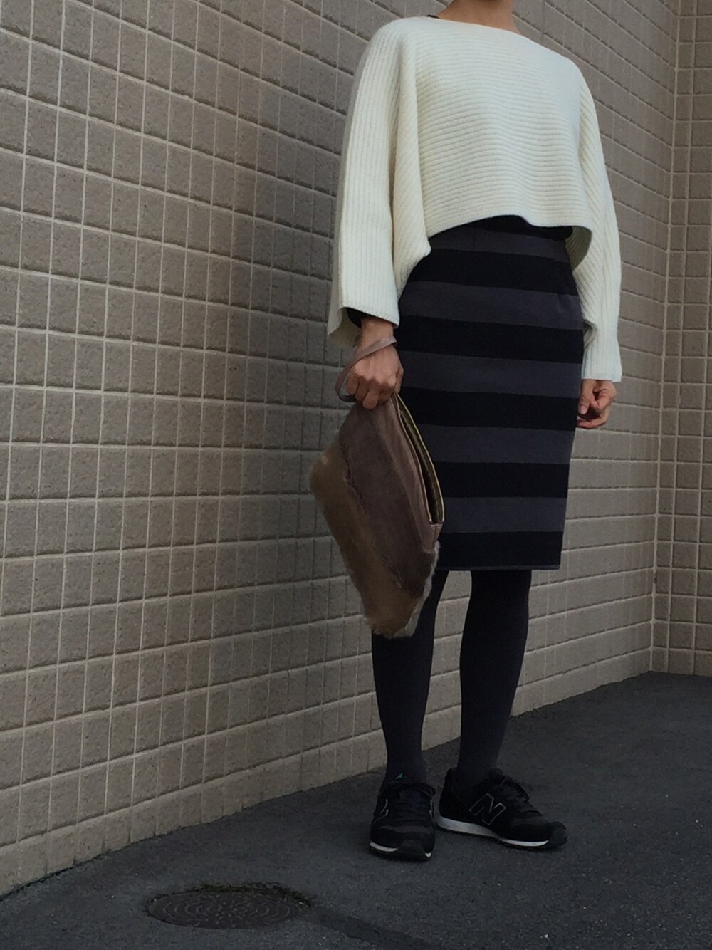 「白ニット、UNIQLO、休日コーデ、ホワイトコーデ、white、ﾙﾒｰﾙ」｜「VOTAN TokyoのVotanTokyo/FAKE FUR CLUTCH（クラッチバッグ、ベージュ系）」を使った、マイケルさん（レディース・155cm）の秋コーディネートの1枚目の写真