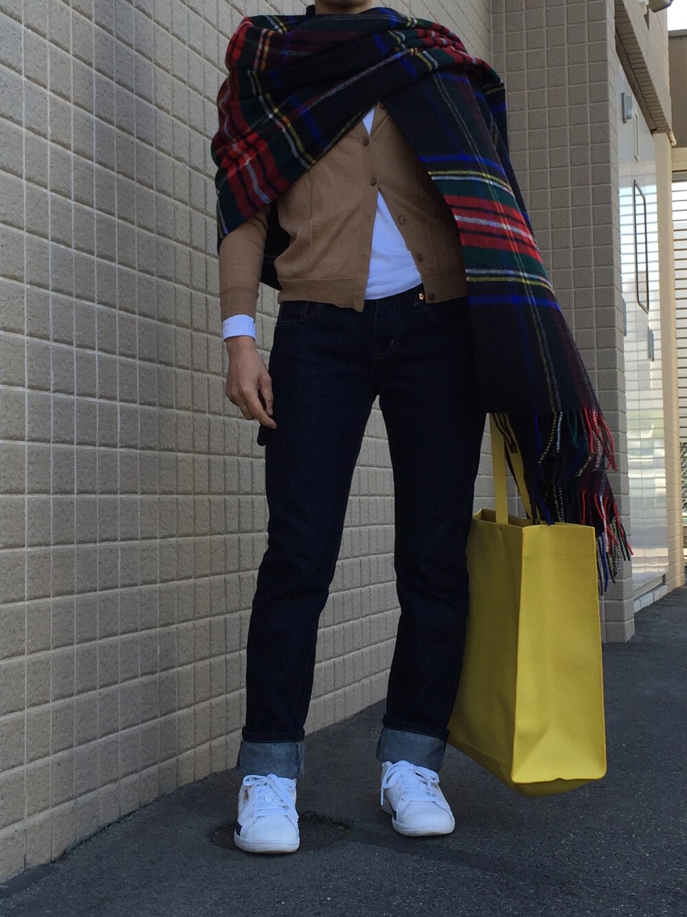 「休日コーデ、ラフ、ニット、スニーカー、ジーンズ、カーディガン、秋コーデ、秋のコーデ」｜「UNIQLOのアイテム（デニムパンツ、ブルー系）」を使った、マイケルさん（レディース・155cm）の秋コーディネートの1枚目の写真