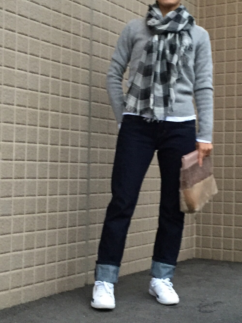 「休日スタイル、ニット、ラフ、スニーカー、ラムウール」｜「UNIQLOのアイテム（デニムパンツ、ブルー系）」を使った、マイケルさん（レディース・155cm）の秋コーディネートの1枚目の写真