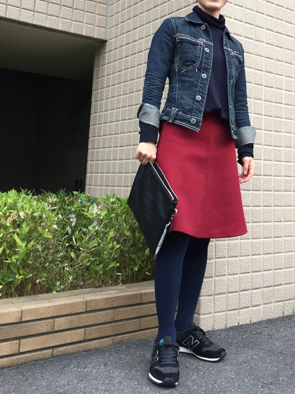 「ラフ、スニーカーコーデ、UNIQLO、休日スタイル、休日コーデ、ユニクロ感謝祭、タートルネック、デニムジャケット、デニム、秋冬」｜「AZUL by moussyのラインストーン切替2WAYクラッチバッグ（ショルダーバッグ、ブラック系）」を使った、マイケルさん（レディース・155cm）の秋コーディネートの1枚目の写真