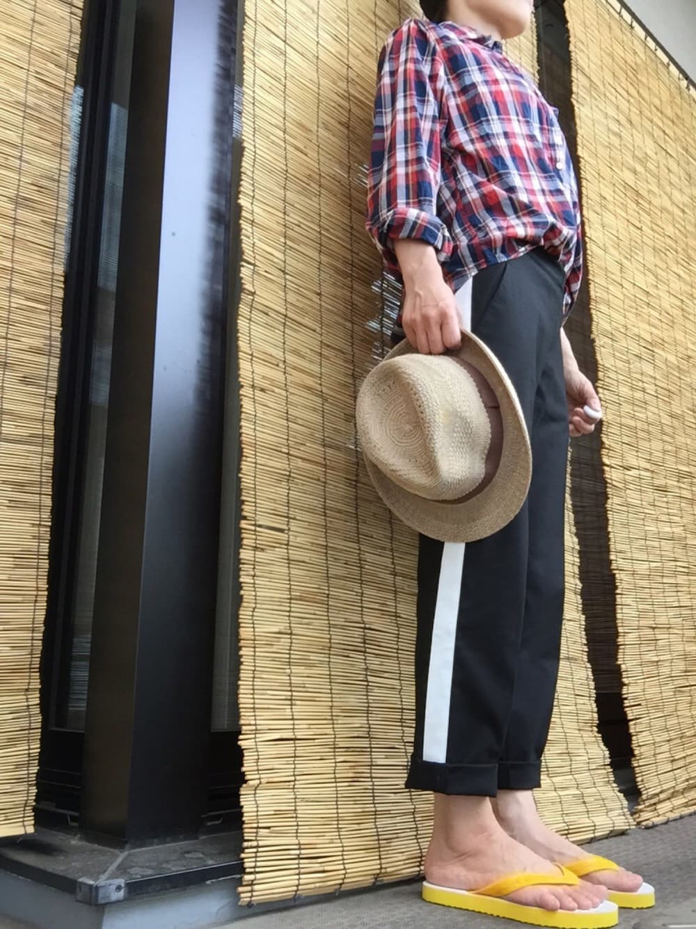 「チェックシャツ、ビーチサンダル、ラインパンツ、中折れハット、島ぞうり」｜「ROPE' PICNICのラメニット中折れハット（ハット、ベージュ系）」を使った、マイケルさん（レディース・155cm）の夏コーディネートの1枚目の写真