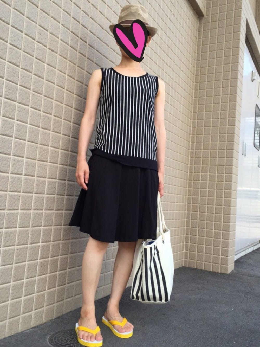 「プール、スカート、ラフ、中折れハット、ビーチサンダル、島ぞうり」｜「UNIQLOのアイテム（スカート、ブラック系）」を使った、マイケルさん（レディース・155cm）の夏コーディネートの1枚目の写真