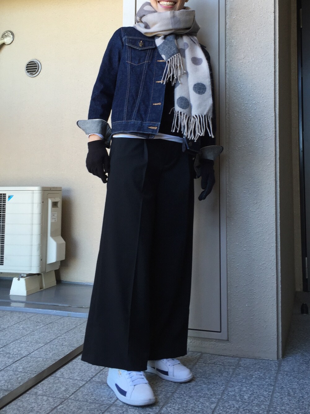 「休日スタイル、シンプル、オトナカジュアル、カジュアル、モノトーン、スニーカー、ワイドパンツ」｜「UNIQLOのアイテム（その他パンツ、ブラック系）」を使った、マイケルさん（レディース・155cm）の冬コーディネートの1枚目の写真