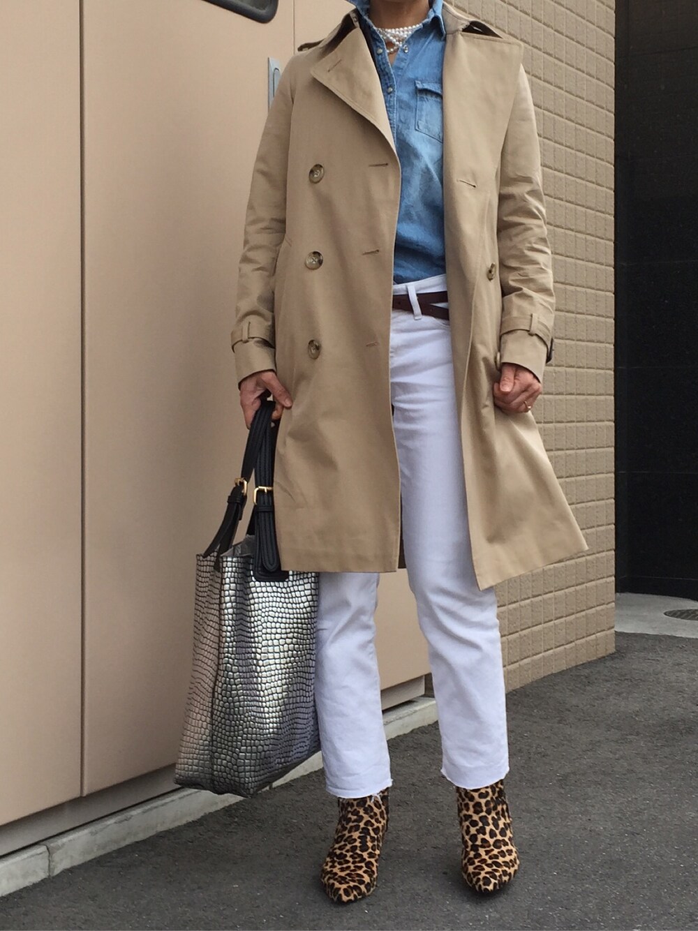 「春、オトナカジュアル、デニム、UNIQLO、トレンチコート、パールネックレス、レオパード、ホワイトデニム」｜「BEAUTY&YOUTH UNITED ARROWSのBYTF ∵60/2 ライナー付レギュラートレンチコート（トレンチコート、ベージュ系）」を使った、マイケルさん（レディース・155cm）の冬コーディネートの1枚目の写真