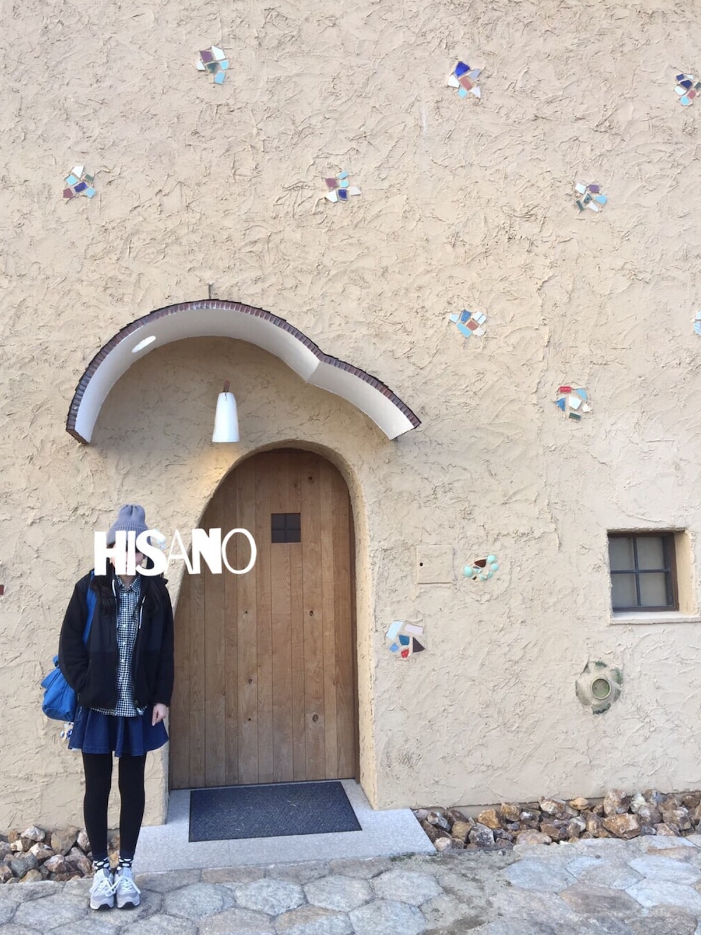 ブラック系のジャケット/アウター、ブラック系のシャツ/ブラウス、ブルー系のデニムスカートを着用したレディースの冬コーディネートの1枚目の写真