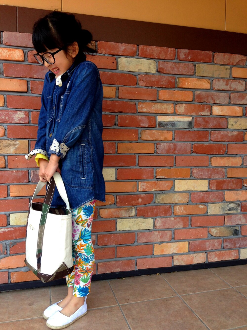 「kidsfashion、おんなのこコーデ、LEE、キッズコーデ、めがね、デニムシャツ、ありがとう꒰๑͒ ु•ꇵ͒•`๑͒꒱☁︎」｜「L.L.Beanのアイテム（トートバッグ、その他）」を使った、yunyunさん（キッズ・120cm）の秋コーディネートの1枚目の写真