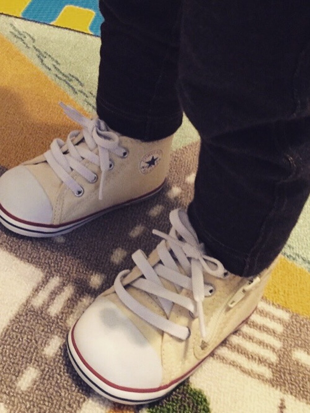 「CONVERSEのアイテム（スニーカー、ベージュ系）」を使った、★DERA★さん（キッズ・90cm）の春コーディネートの1枚目の写真