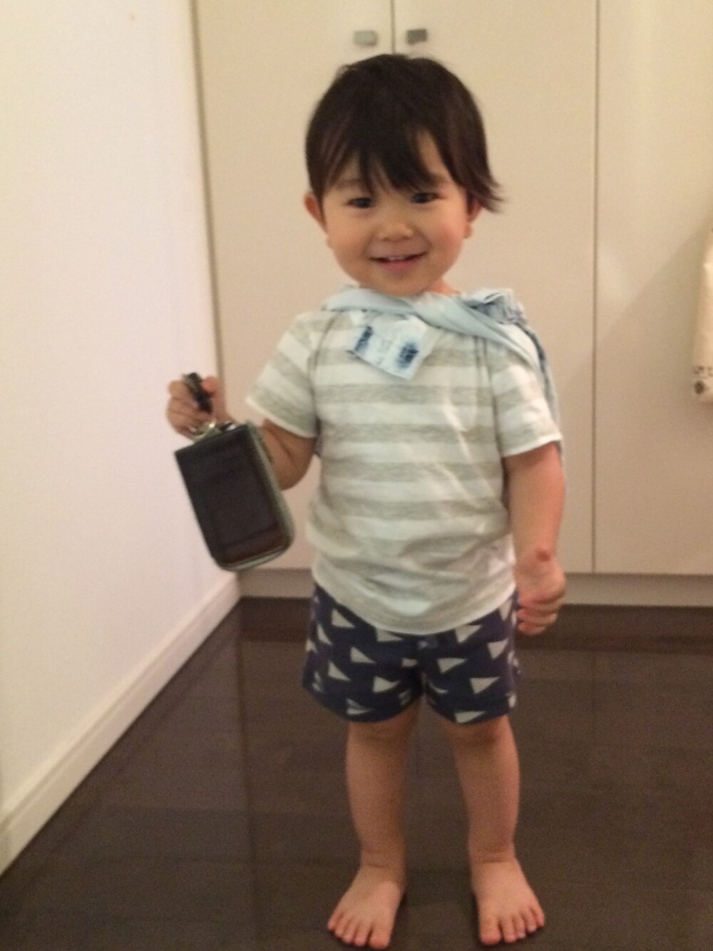「#キッズコーデ、キッズコーデ、こどもコーデ、おでかけ」｜「無印良品のアイテム（Tシャツ/カットソー、グレー系）」を使った、★DERA★さん（キッズ・80cm）の夏コーディネートの1枚目の写真