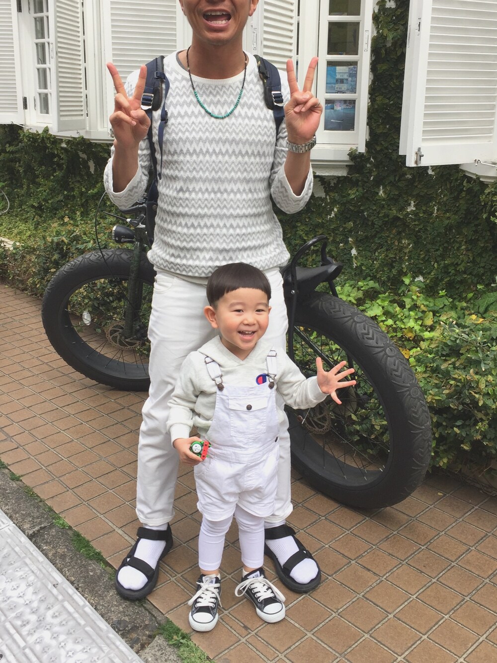 「美容室、ホワイトコーデ、親子コーデ、一緒に美容室」｜「ZARAのアイテム（サロペット/オーバーオール、ホワイト系）」を使った、★DERA★さん（キッズ・80cm）の春コーディネートの1枚目の写真