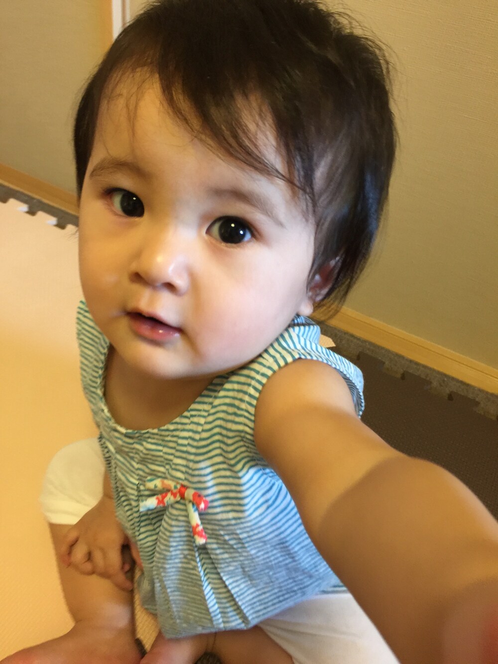 「自撮り、キッズコーデ、女の子、チュニック、夏コーデ」｜「ZARAのアイテム（チュニック、グリーン系）」を使った、★DERA★さん（キッズ・80cm）の夏コーディネートの1枚目の写真
