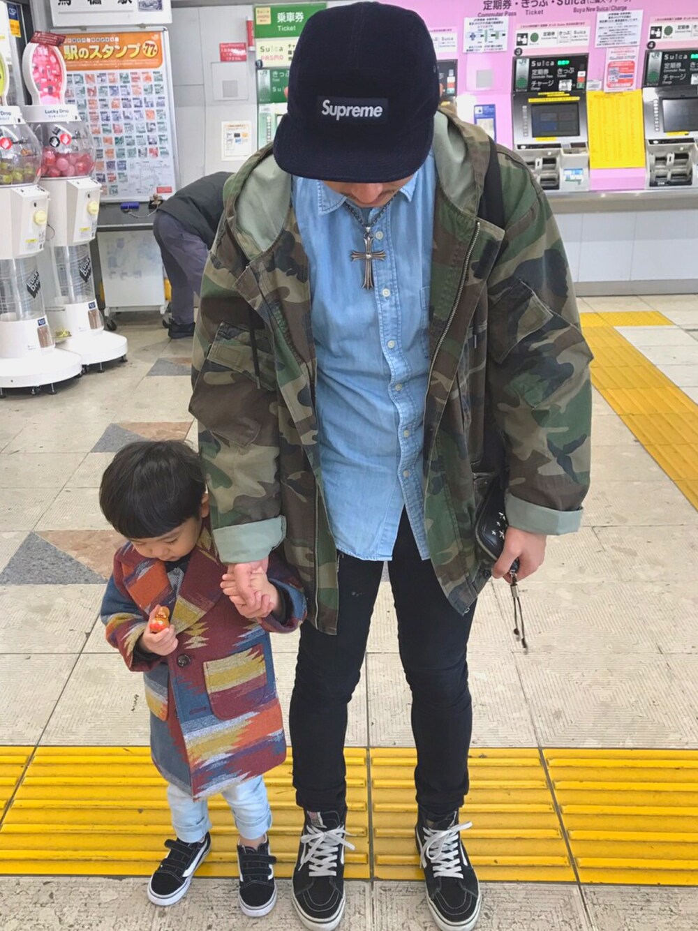 「親子コーデ、父と息子、バンズ、VANS、kids」｜「VANSのVANS/ヴァンズ  OLD SKOOL V                     （スニーカー、ブラック系）」を使った、★DERA★さん（キッズ・80cm）の秋コーディネートの1枚目の写真