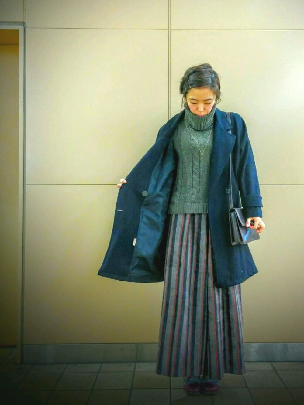 「HAKUIのアイテム（チェスターコート、ブラック系）」を使った、hossy☆さん（レディース・161cm）の冬コーディネートの1枚目の写真
