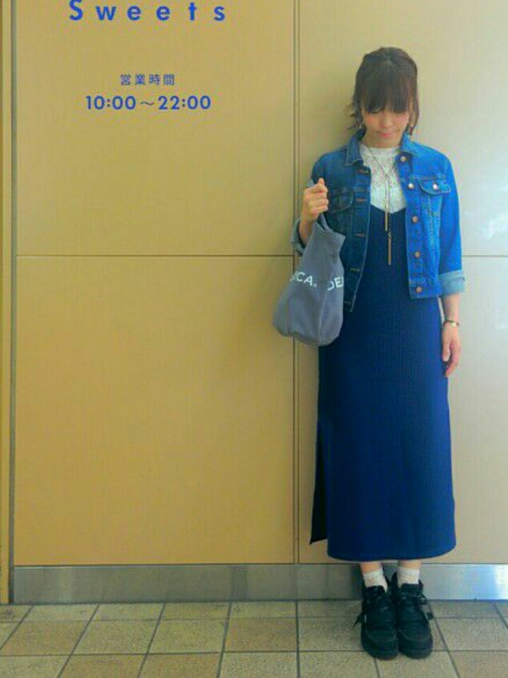 「earth music&ecologyのアイテム（スニーカー、ブラック系）」を使った、hossy☆さん（レディース・161cm）の春コーディネートの1枚目の写真