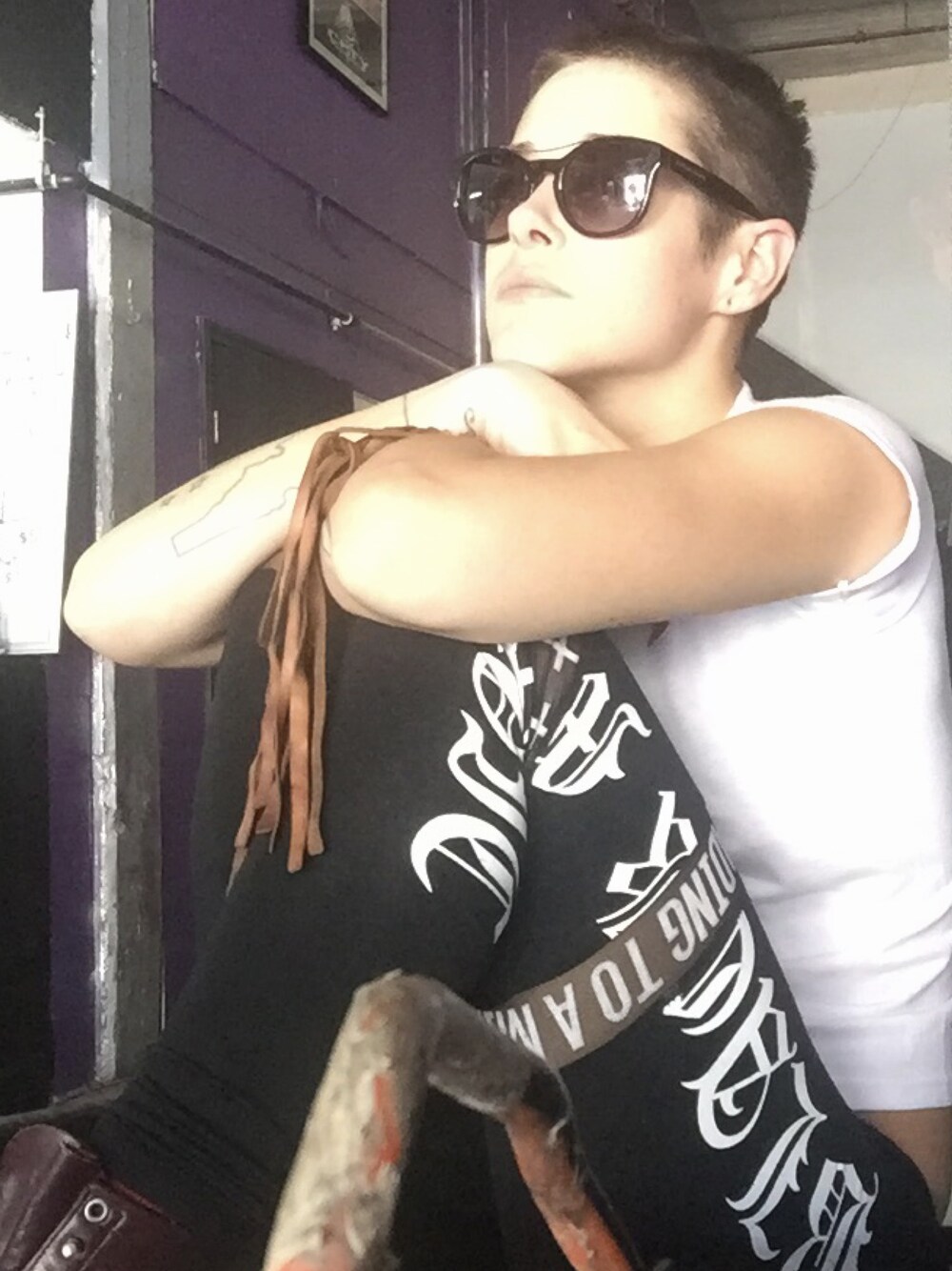 「sunglasses_vogue、leggings、white shirt、doctor martens、dollskill、Chilling、ootd、grunge、90’s」｜「DOLCE&GABBANAのアイテム（サングラス、ブラック系）」を使った、kinyobiさん（レディース・175cm）の夏コーディネートの1枚目の写真