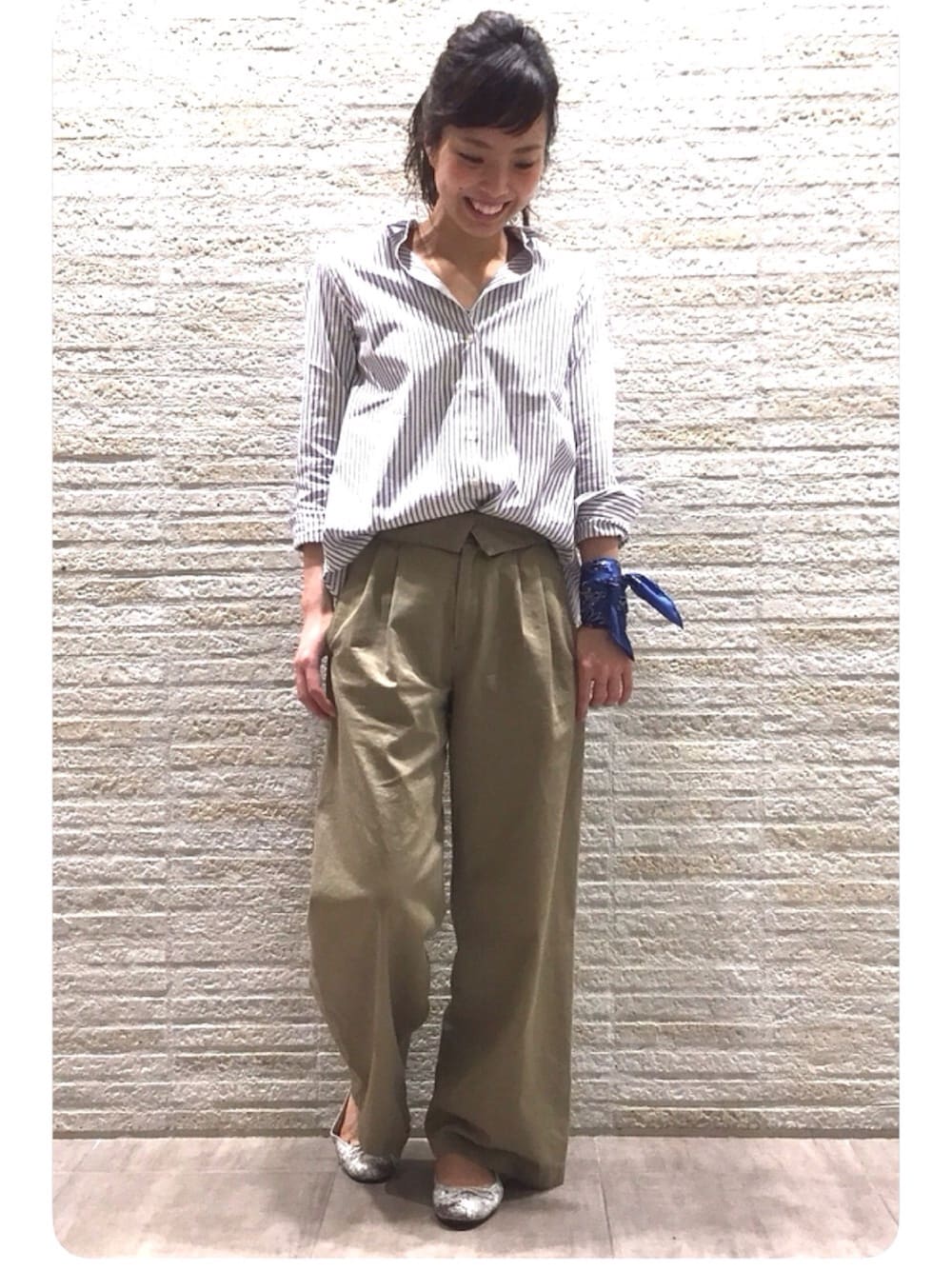 ベージュ系のその他パンツ、ブルー系のシャツ/ブラウス、ブルー系のバンダナ/スカーフを着用したレディースの春コーディネートの1枚目の写真