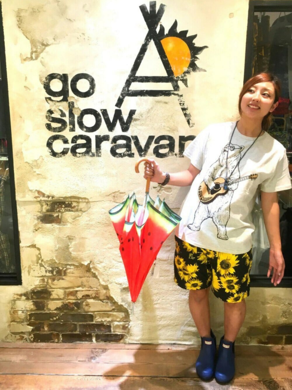 ホワイト系のTシャツ/カットソー、ブルー系のレインシューズ、グレー系のその他パンツを着用したレディースの夏コーディネートの1枚目の写真