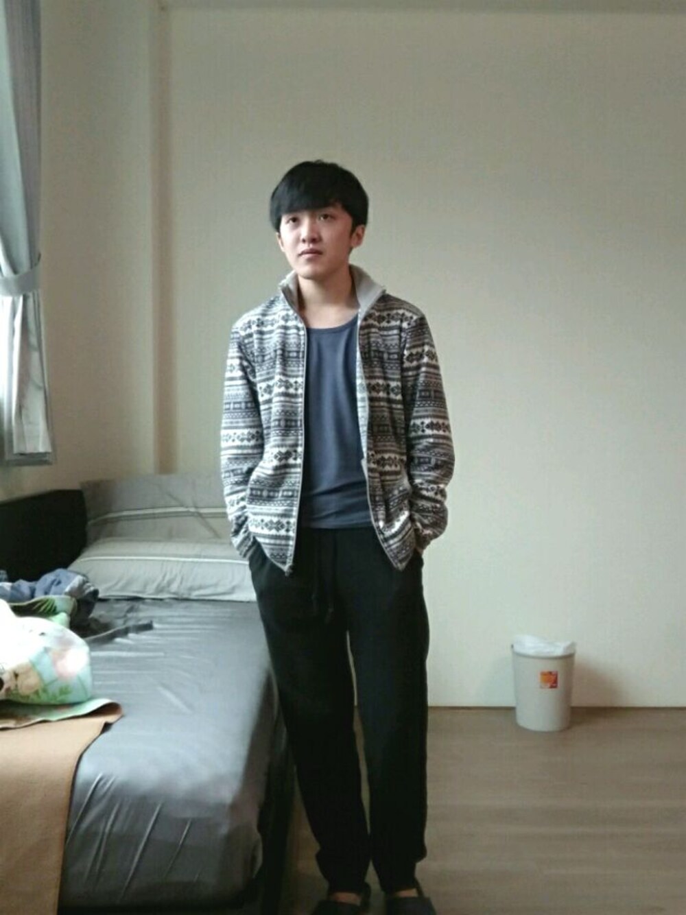 「睡衣」｜「UNIQLOのアイテム（ジャケット/アウター、グレー系）」を使った、cloudさん（メンズ・165cm）の秋コーディネートの1枚目の写真