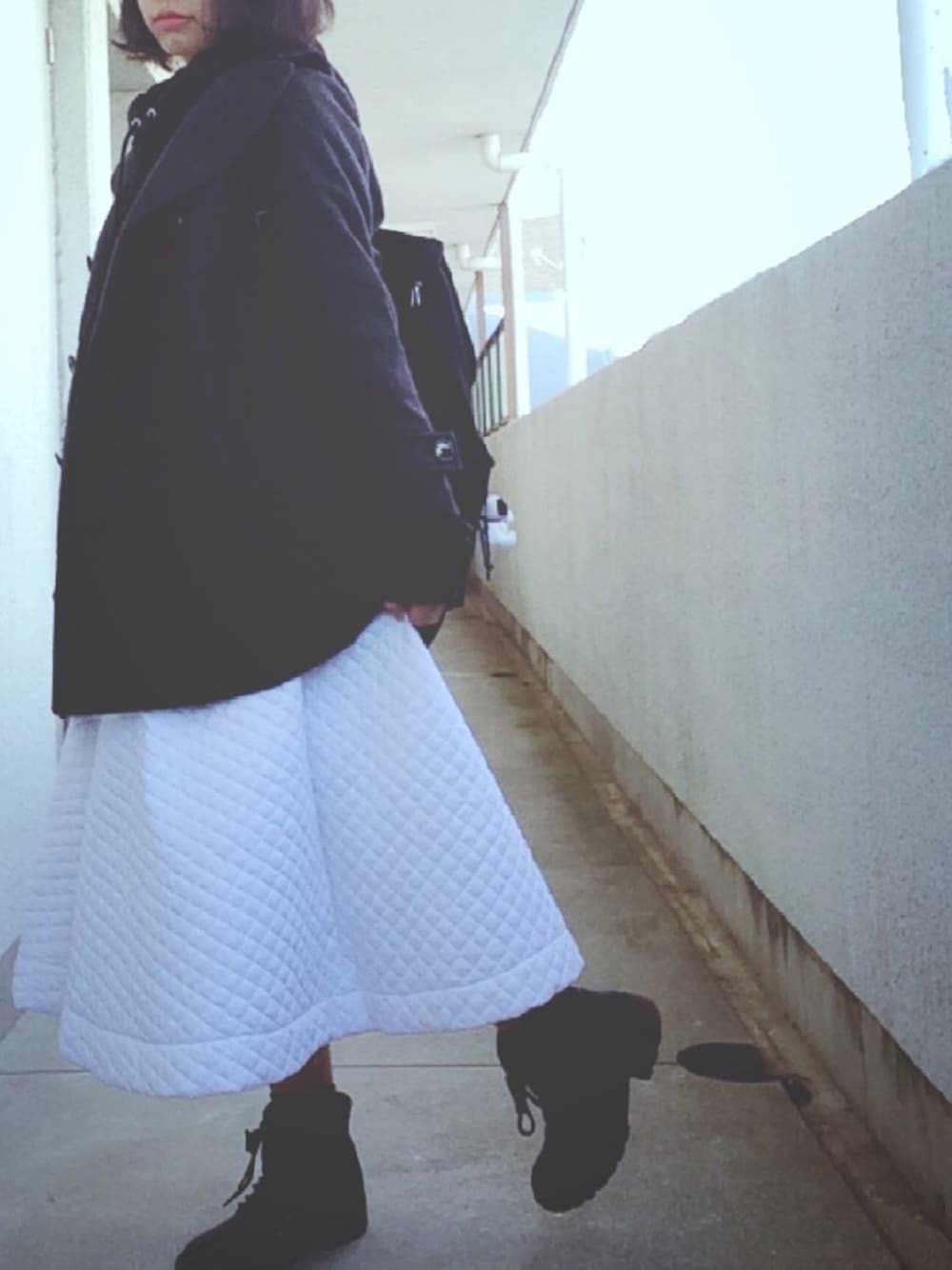 ブラック系のパーカー、ホワイト系のスカート、ホワイト系のシャツ/ブラウスを着用したレディースの春コーディネートの1枚目の写真