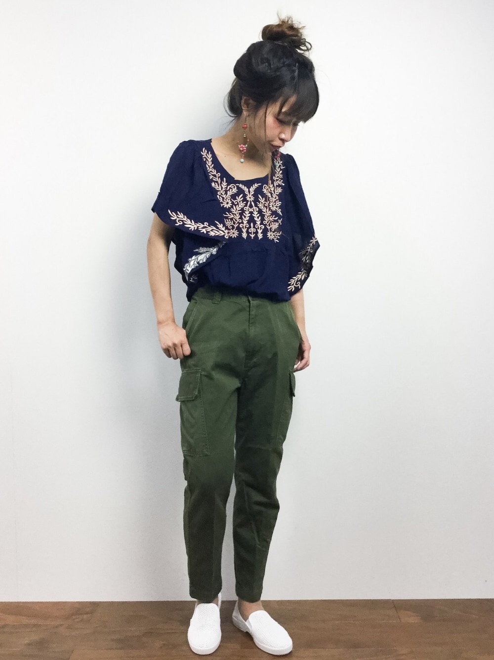 「エスニック、シンプル、白シャツ、刺繍、カーゴパンツ、白スニーカー、ハイウエストパンツ、パンツスタイル、シンプルコーデ、オトナカジュアル」｜「PLAIN CLOTHINGの【PLAIN CLOTHING】刺繍フレアチュニック（チュニック、ブルー系）」を使った、naoさん（レディース・163cm）の春コーディネートの1枚目の写真