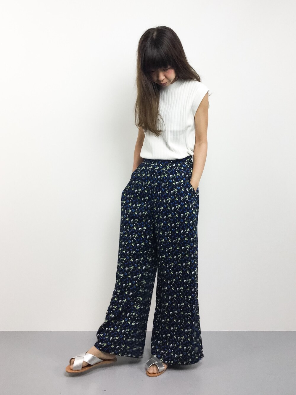 「カジュアル、シンプル、夏、白、ワイドパンツ、小花柄、ノースリーブ、カジュアルコーデ、ノースリーブニット、小花柄ガウチョパンツ」｜「LOWRYS FARMの１２ゲージリブプルオーバーノースリーブ  722554（ニット/セーター、ホワイト系）」を使った、naoさん（レディース・163cm）の夏コーディネートの1枚目の写真