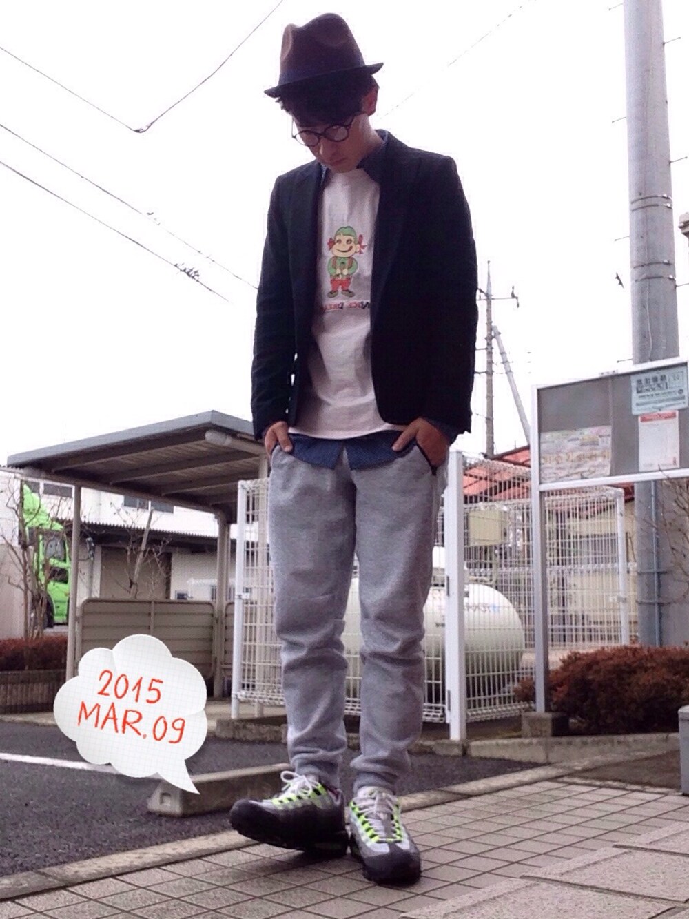 「ジャケット、スウェット、エアマックス、BEAMS、FREAK’Ｓ STORE、sifury、眼鏡男子、ハット」｜「BEAMSのアイテム（ハット、ブラウン系）」を使った、ゆうすけさん（メンズ・176cm）の春コーディネートの1枚目の写真