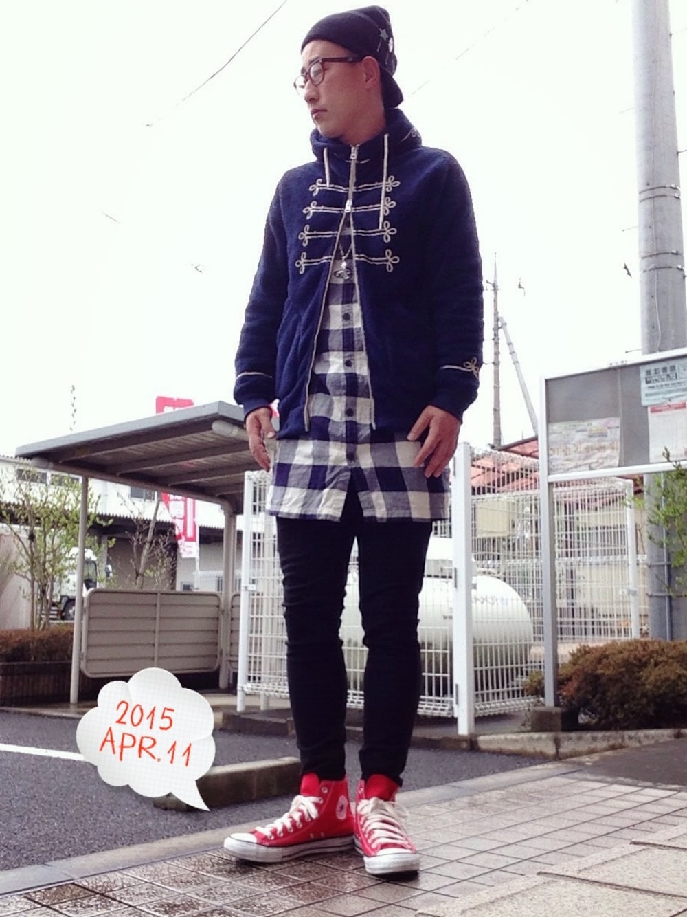 「converse、Vivienne Westwood、BEAMS、ニットキャップ、スキニー、vaporize、UNIQLO、シャツワンピ」｜「Carharttのアイテム（ニットキャップ/ビーニー、ブラック系）」を使った、ゆうすけさん（メンズ・176cm）の春コーディネートの1枚目の写真