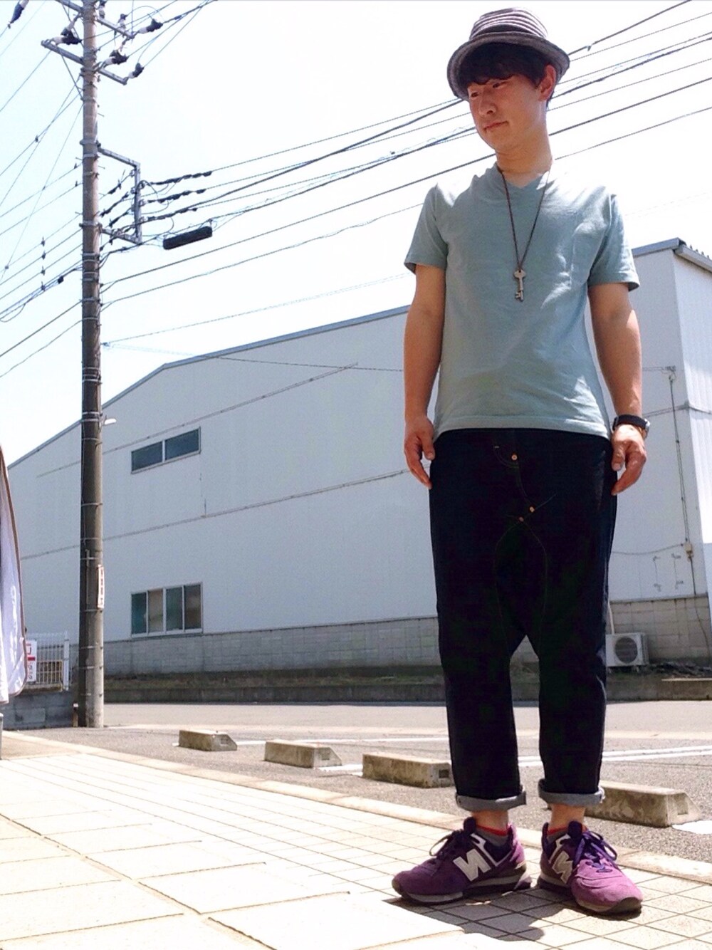 「Vネック、ganryu、UNIQLO、New Balance、BEAMS、Vivienne Westwood、サルエルパンツ」｜「NEW BALANCEのNEW BALANCE576（スニーカー、パープル系）」を使った、ゆうすけさん（メンズ・176cm）の春コーディネートの1枚目の写真