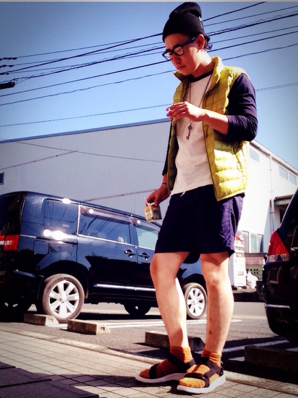 「ダウンベスト、ショートパンツ、ラグランTシャツ、FREAK’Ｓ STORE」｜「FREAK'S STOREのBONNARUE BONNARUE/ボナルーボナルー　MIKE SOLID ACRYLIC WEBBING TAPE                        （サンダル、ホワイト系）」を使った、ゆうすけさん（メンズ・175cm）の秋コーディネートの1枚目の写真
