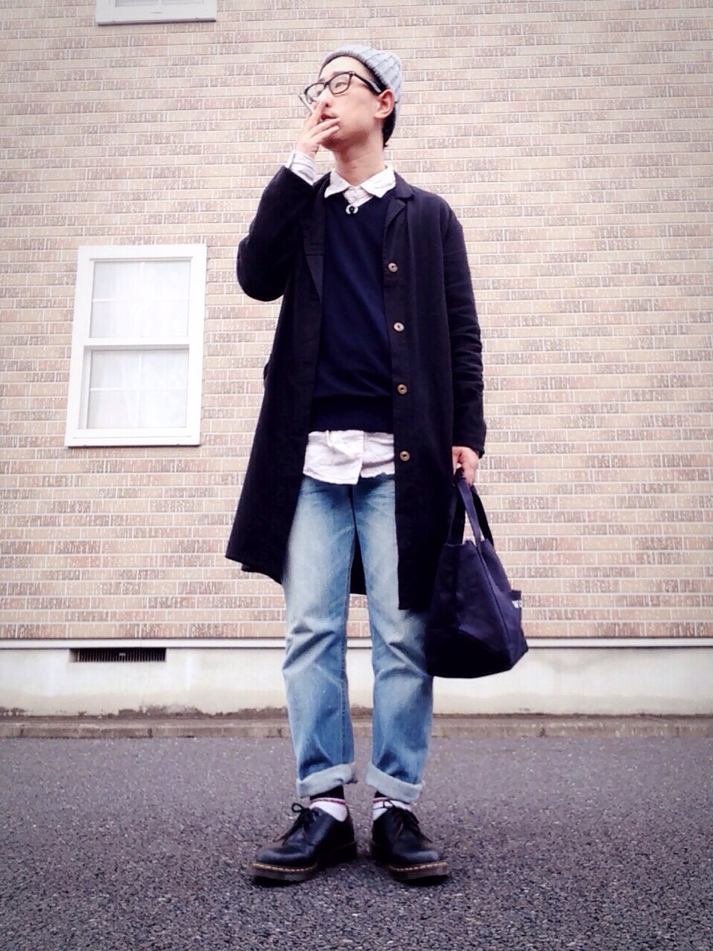 「BAYFLOW(BAYFLOW)、トートバッグ、ガウン、LOWRYS FARM、Dr.Martens、WEGO、ニット帽」｜「Dr. MartensのDr. martens original 1461 boots（ブーツ、ブラック系）」を使った、ゆうすけさん（メンズ・176cm）の冬コーディネートの1枚目の写真