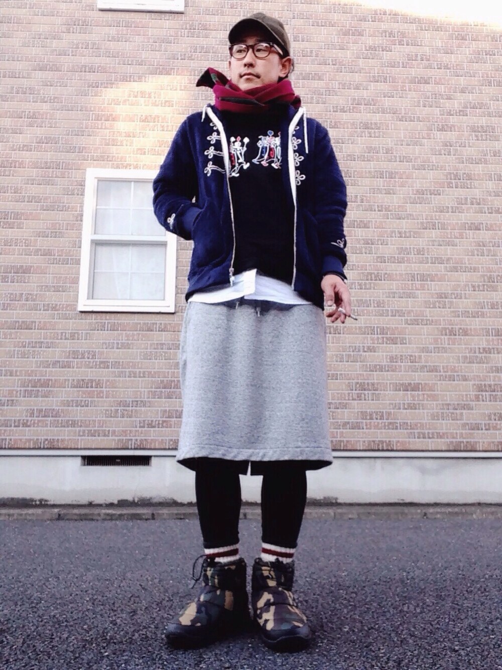 「ナポレオンパーカー、スウェットスカート、UNIQLO、ノースフェイス、ヌプシブーティ、NEWERA、マフラーぐるぐる、SOPHNET.」｜「THE NORTH FACEのザ・ノース・フェイス　ユニセックスウィンターショートブーティ　/　ヌプシブーティーウォータープルーフ4ショート（ブーティ、その他）」を使った、ゆうすけさん（メンズ・176cm）の冬コーディネートの1枚目の写真