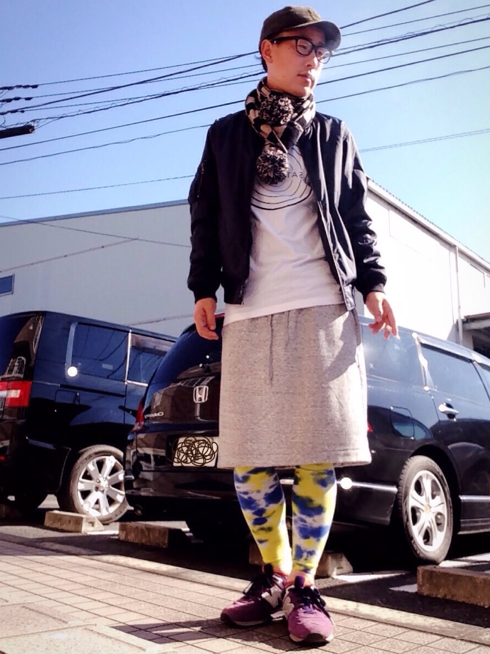 「MA-1、SATURDAYS SURF NYC、タイダイ柄、スウェットスカート、ニューバランス、NEWERA、Vivienne Westwood」｜「NEW BALANCEのNEW BALANCE576（スニーカー、パープル系）」を使った、ゆうすけさん（メンズ・176cm）の冬コーディネートの1枚目の写真