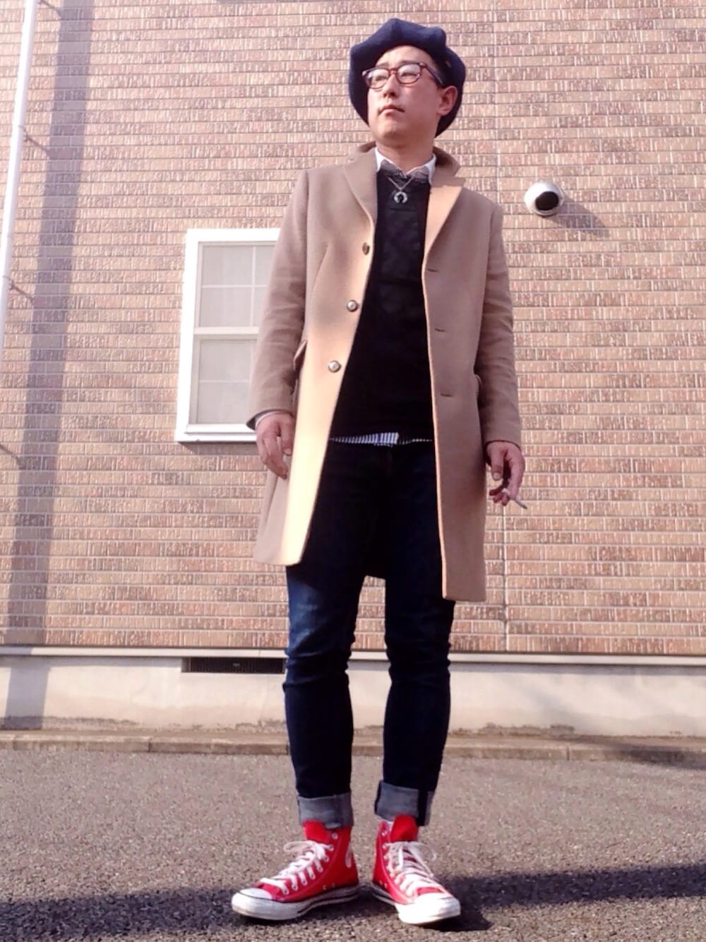「コンバース、チェスターコート、UNIQLO、ローリーズファーム(LOWRYS FARM)、スキニーデニム、ベレー帽」｜「CA4LAのアイテム（ハンチング/ベレー帽、ブルー系）」を使った、ゆうすけさん（メンズ・176cm）の冬コーディネートの1枚目の写真