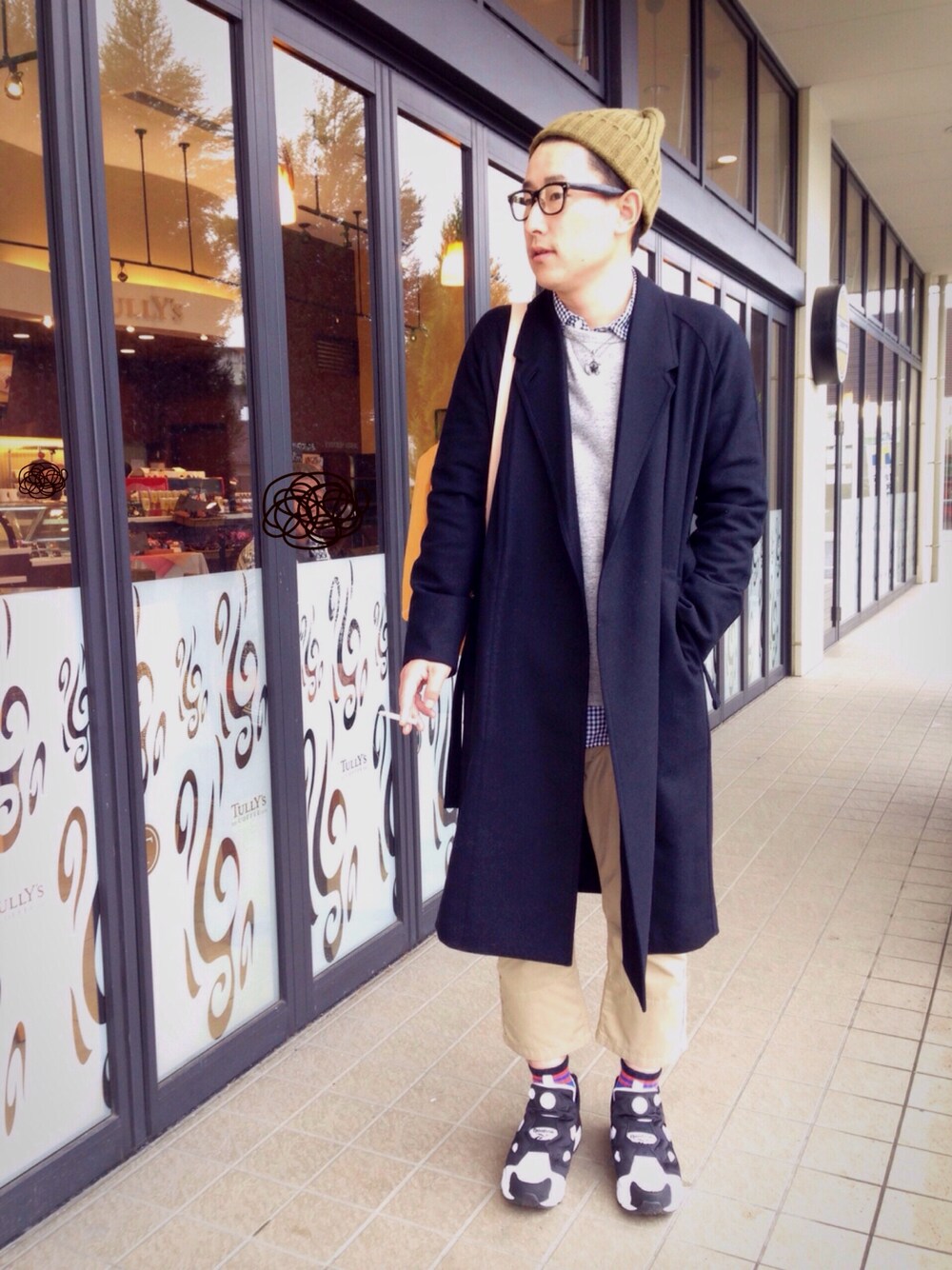 ブラック系のスニーカー、ベージュ系のチノパンツ、ブラック系のジャケット/アウターを着用したメンズの冬コーディネートの1枚目の写真