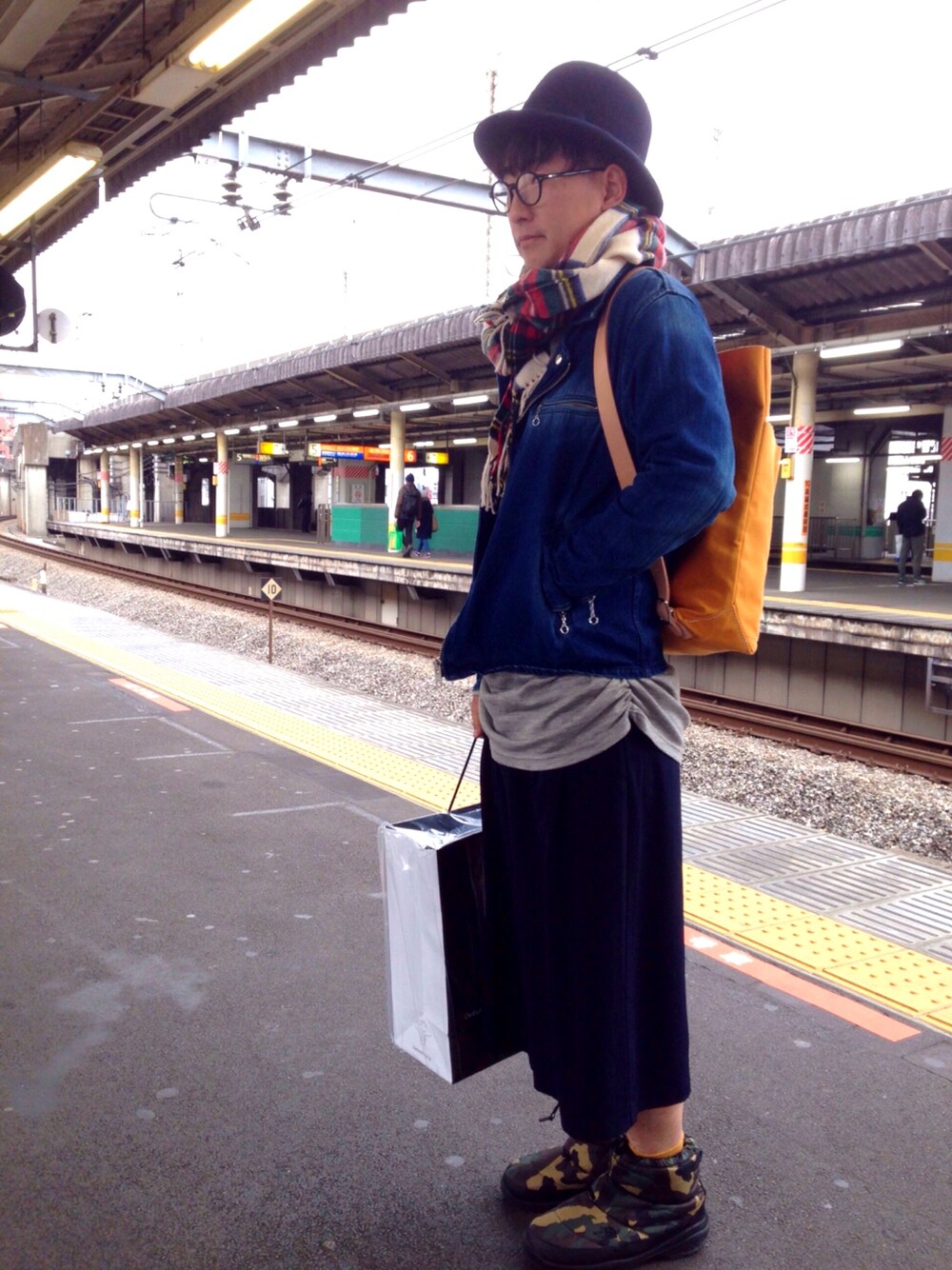 「原宿、CA4LA、デニム、ライダース、ガウチョパンツ、TROVE、ヌプシ、ハット、めがね、マスタード」｜「THE NORTH FACEのザ・ノース・フェイス　ユニセックスウィンターショートブーティ　/　ヌプシブーティーウォータープルーフ4ショート（ブーティ、その他）」を使った、ゆうすけさん（メンズ・176cm）の春コーディネートの1枚目の写真